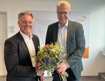 Alexander Loipfinger wird neuer Geschäftsführer der GSW. Der Aufsichtsrat um den Vorsitzenden Bernd Schäfer (r.) und die Gesellschafterversammlung der GSW bestellten den 56-jährigen Diplom-Ökonom Lopifinger als neuen Geschäftsführer.
