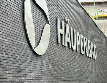 Für das neue Häupenbad werden zurzeit die Strom- und Wasserversorgungsleitungen verlegt. Dafür muss der Häupenweg in Teilen halbseitig gesperrt werden.