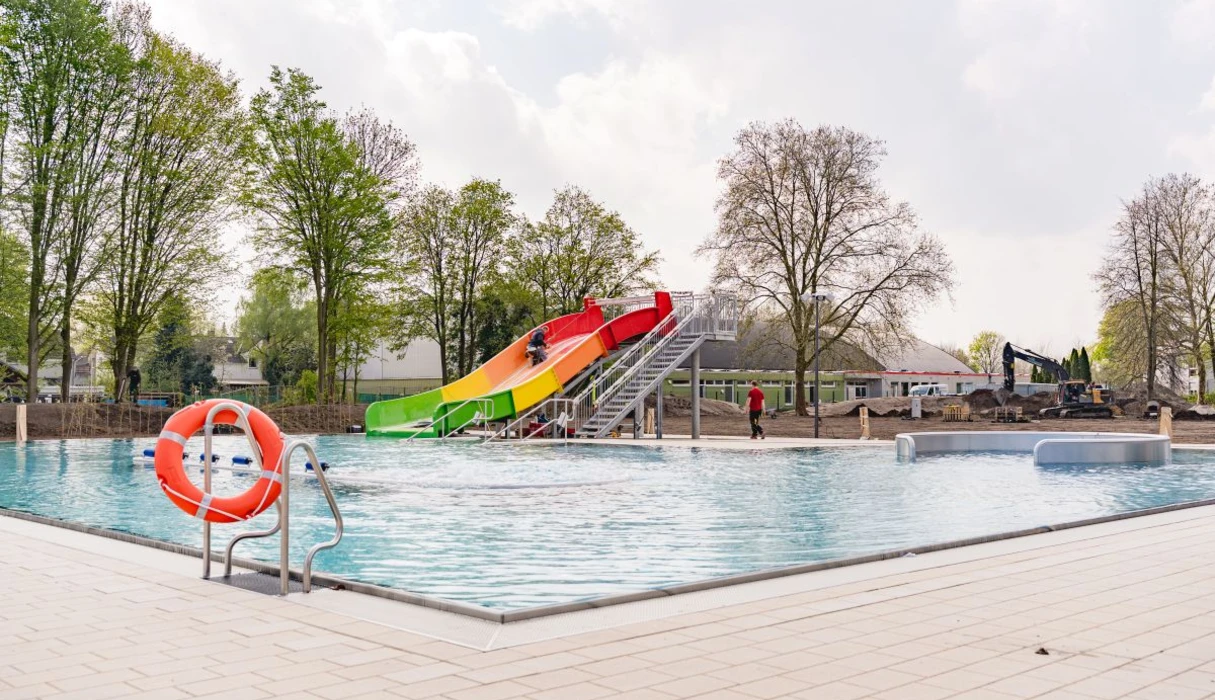 Ansicht des Mehrzweckbeckens außen