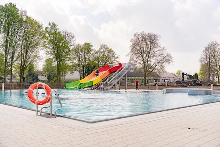 Ansicht des Mehrzweckbeckens außen