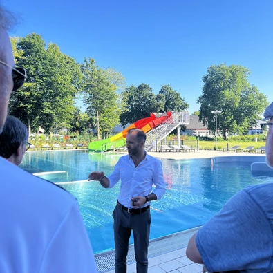 Carsten Langstein, Bereichsleiter Bäder bei den GSW, stellte die unterschiedlichen Bereiche im Sesekebad vor.