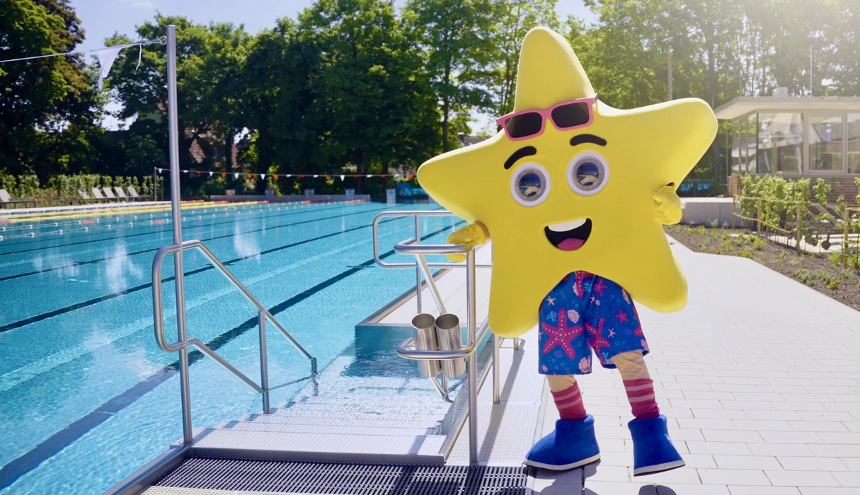 Das Freibad im Sesekebad in Kamen öffnet am 10. Mai. An diesem Tag erwartet die Besucherinnen und Besucher die eine oder andere Überraschung. Auch Maskottchen Sunny Seestern hat sich für die kleinen Gäste etwas einfallen lassen.