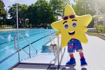 Das Freibad im Sesekebad in Kamen öffnet am 10. Mai. An diesem Tag erwartet die Besucherinnen und Besucher die eine oder andere Überraschung. Auch Maskottchen Sunny Seestern hat sich für die kleinen Gäste etwas einfallen lassen.
