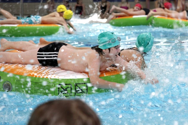 Die Sommer-Pool-Party verspricht Spiel, Spaß und Aciton.
